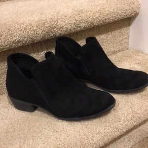 SO Brand Faux Suede black booties.
